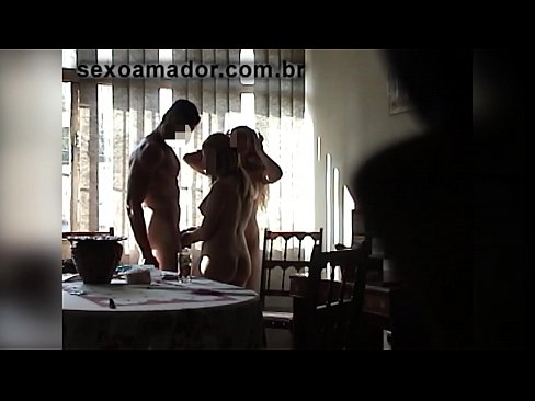 ❤️ Miqtë e seksit ftojnë një burrë gjigant dhe një treshe me të Video porno në sq.rexporn-com.ru ❌️