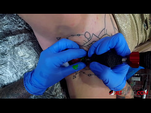 ❤️ E dashura jashtëzakonisht e bërë me tatuazhe, Sully Savage, bëri një tatuazh në klitorisin e saj Video porno në sq.rexporn-com.ru ❌️